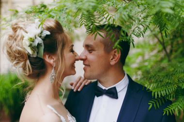 Damat ve gelin yürüyüşe açık havada