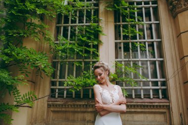 Sokakta bir yürüyüşe bir gelinlik güzel gelin