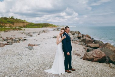 Damat ve gelin açık havada denizde bir yolda