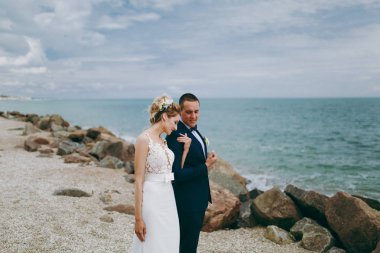 Damat ve gelin açık havada denizde bir yolda