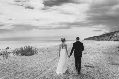 Damat ve gelin açık havada denizde bir yolda