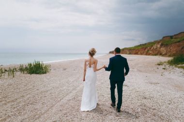 Damat ve gelin açık havada denizde bir yolda