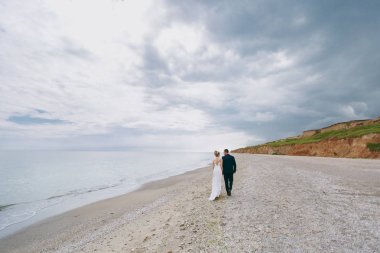Damat ve gelin açık havada denizde bir yolda