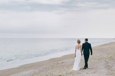 Damat ve gelin açık havada denizde bir yolda
