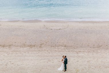 Damat ve gelin açık havada denizde bir yolda
