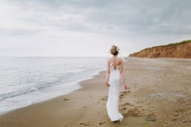 Deniz kenarında yürüyüşe güzel sarışın gelin