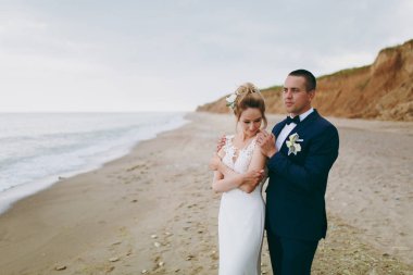 Damat ve gelin açık havada denizde bir yolda