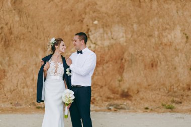 Damat ve gelin açık havada denizde bir yolda