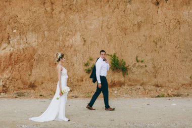 Damat ve gelin açık havada denizde bir yolda