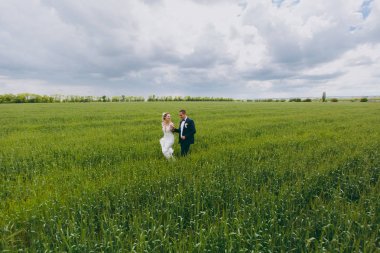 Evlilik çift doğada bir yolda