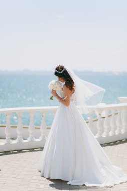 Deniz kenarında yürüyüşe güzel esmer gelin