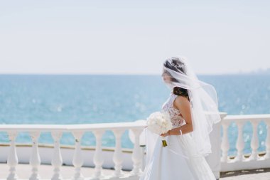 Deniz kenarında yürüyüşe güzel esmer gelin