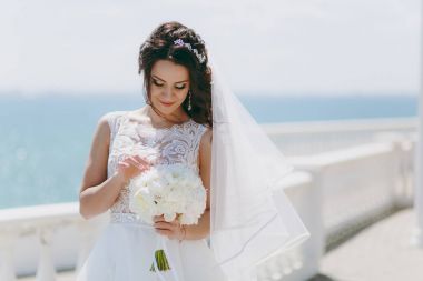 Deniz kenarında yürüyüşe güzel esmer gelin