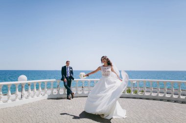 Damat ve gelin açık havada denizde bir yolda