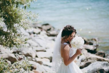 Deniz kenarında yürüyüşe güzel esmer gelin