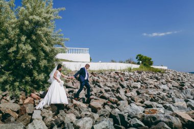 Damat ve gelin açık havada denizde bir yolda