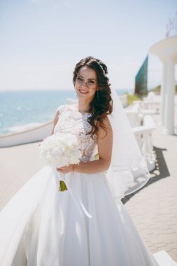 Deniz kenarında yürüyüşe güzel esmer gelin