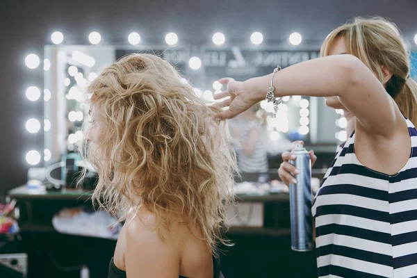 Maquillaje y peinado para una chica — Foto de Stock