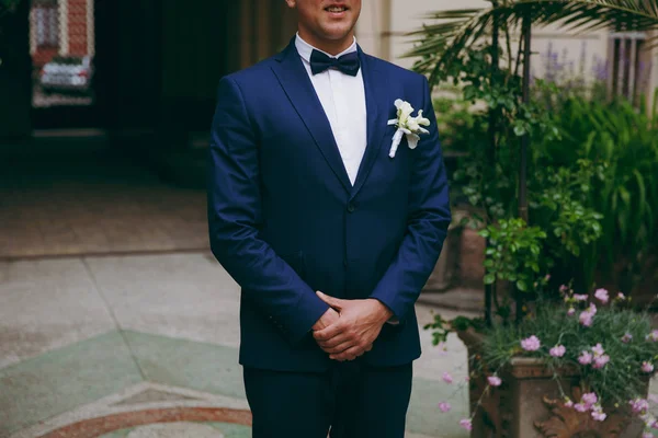 Groom in a suit and a bow tie for a walk — Stock Photo, Image