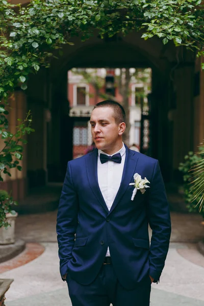 Groom dans un costume et un nœud papillon pour une promenade — Photo