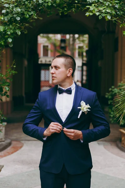 Brudgummen i en kostym och en fluga på en promenad — Stockfoto