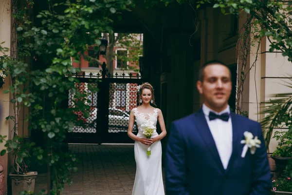 Sposo e sposa in una passeggiata all'aperto — Foto Stock