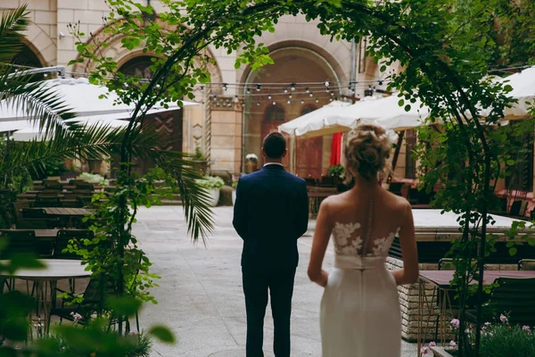 Brudgummen och bruden på en promenad utomhus — Stockfoto