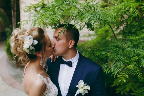 Γαμπρός και νύφη σε έναν περίπατο σε εξωτερικούς χώρους — Φωτογραφία Αρχείου