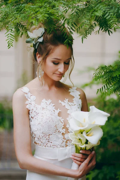 Schöne Braut im Brautkleid für einen Spaziergang auf der Straße — Stockfoto