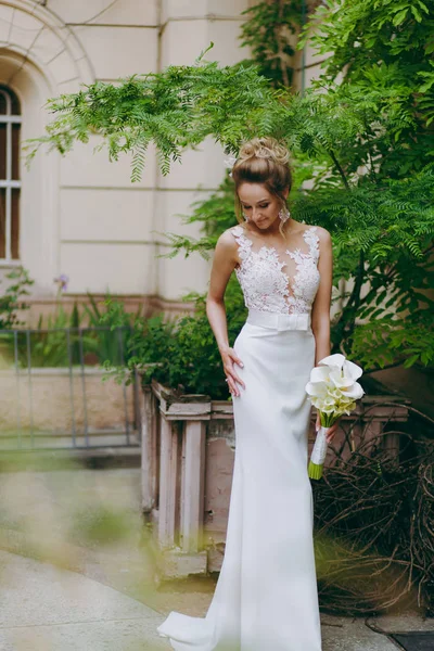 Krásná nevěsta ve svatebních šatech se projít na ulici — Stock fotografie