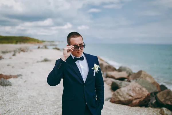 Novio con traje y corbata para pasear por el mar — Foto de Stock