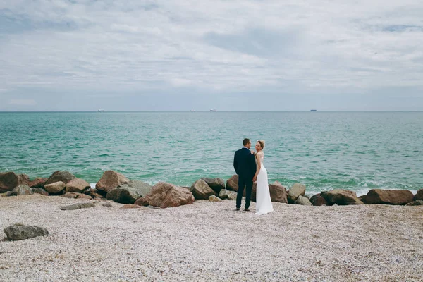 Mariée et fiancée sur une promenade à l'extérieur à la mer — Photo