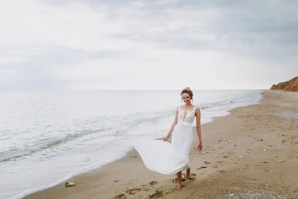 Belle mariée blonde sur une promenade au bord de la mer — Photo