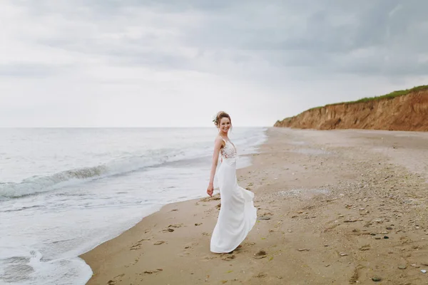 Belle mariée blonde sur une promenade au bord de la mer — Photo