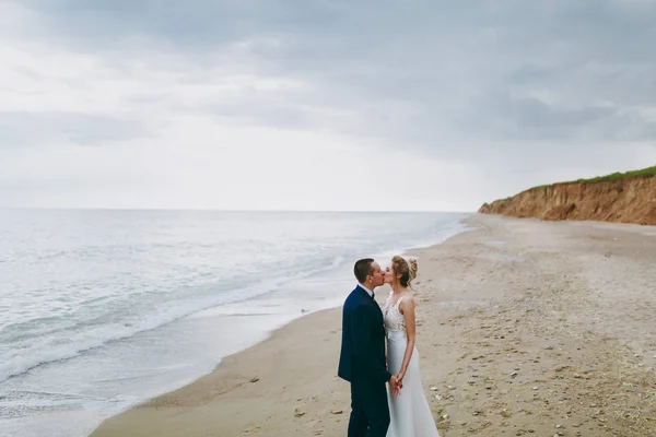 Mariée et fiancée sur une promenade à l'extérieur à la mer — Photo