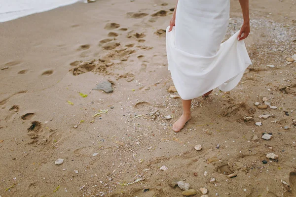 Füße der Braut am Strand — Stockfoto