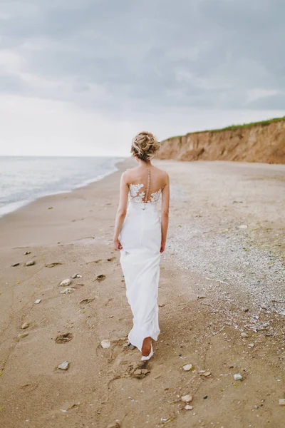 Belle mariée blonde sur une promenade au bord de la mer — Photo