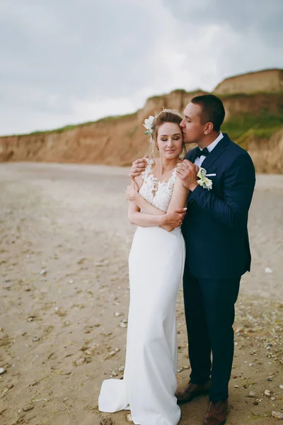 Mariée et fiancée sur une promenade à l'extérieur à la mer — Photo