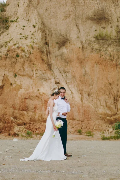 Mariée et fiancée sur une promenade à l'extérieur à la mer — Photo