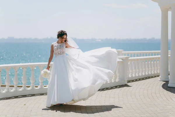Hermosa novia morena en un paseo por el mar — Foto de Stock
