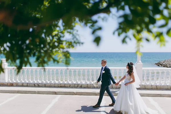 Mariée et fiancée sur une promenade à l'extérieur à la mer — Photo