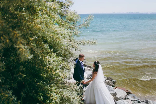 Damat ve gelin açık havada denizde bir yolda — Stok fotoğraf