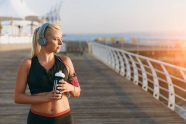 Kulaklığımda uzun sarı saçlı genç güzel atletik kız