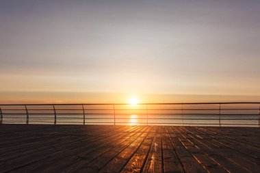 Yaz aylarında sahildeki güzel gökyüzü arka plan gündoğumu