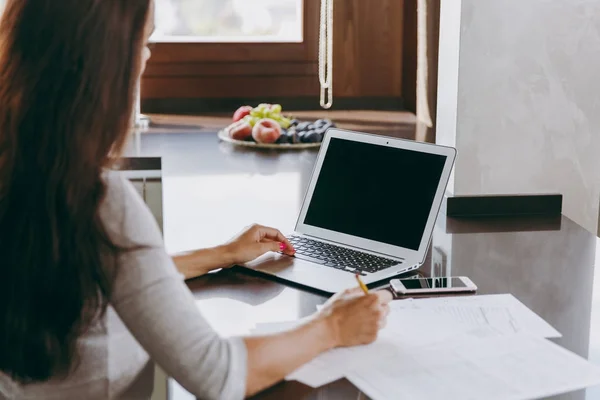 Praca z dokumentami i laptopa w domu kobieta młody nowoczesny biznes. Widok z tyłu. Z bliska. Z miejscem na tekst. — Zdjęcie stockowe