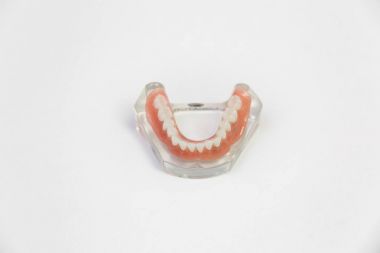 Beyaz bir arka plan üzerinde izole takma dişler. Takma diş, yakın