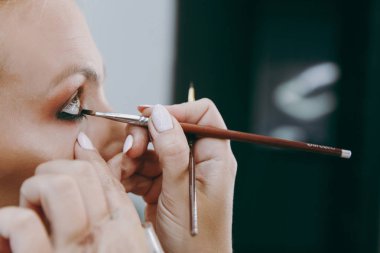 Makyaj ve saç modeli bir kız için