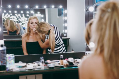 Makyaj ve saç modeli bir kız için