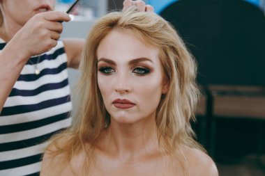 Makyaj ve saç modeli bir kız için