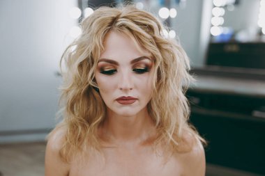 Makyaj ve saç modeli bir kız için